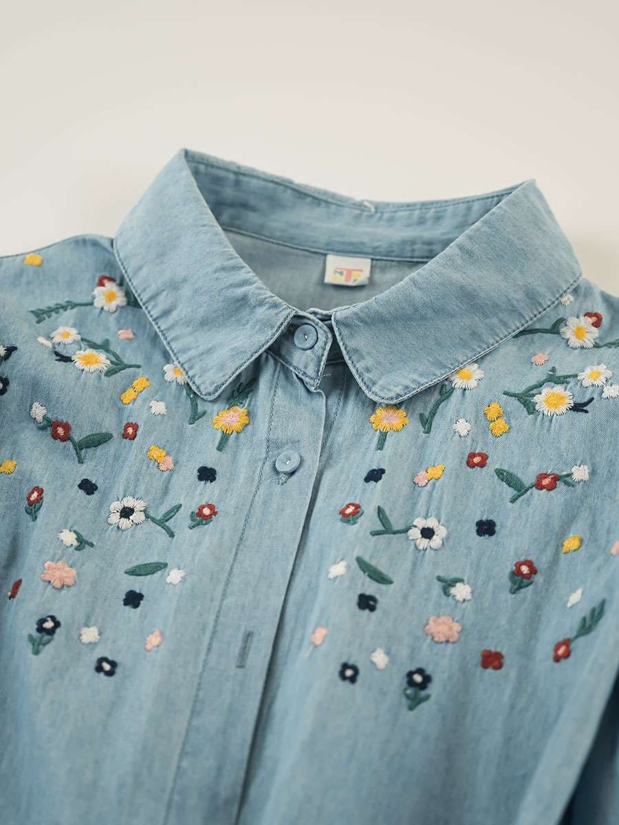 花刺繍の優美なデニムブラウス
