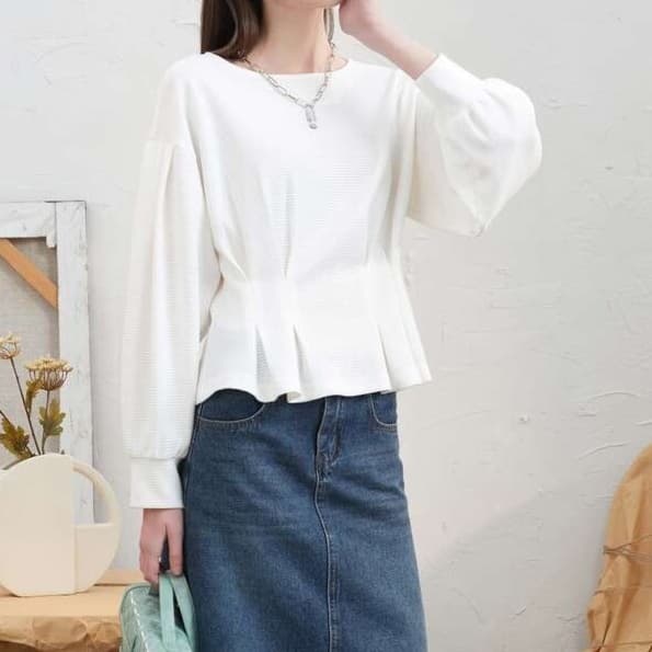 優雅なシルエットのペプラムブラウス