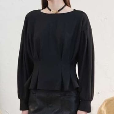 優雅なシルエットのペプラムブラウス