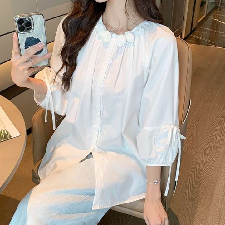 ブラウス 花飾りネックラインのパフスリーブブラウス