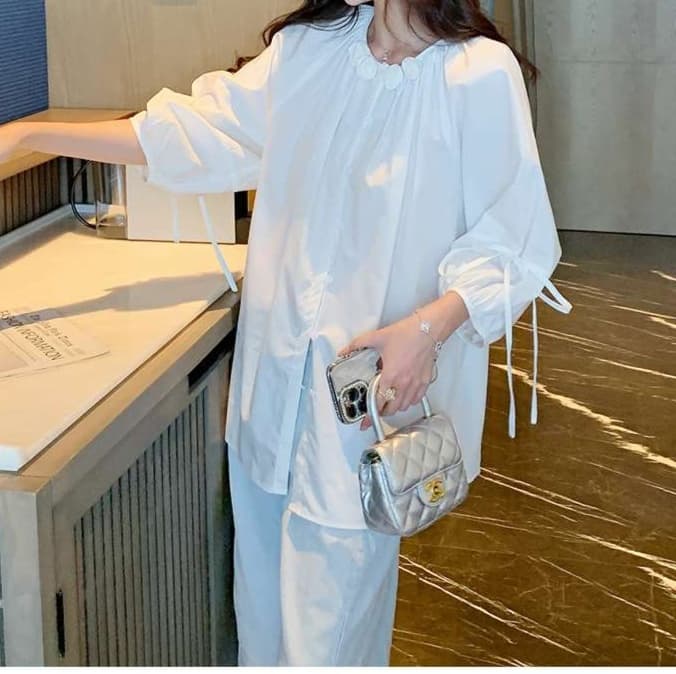 ブラウス 花飾りネックラインのパフスリーブブラウス