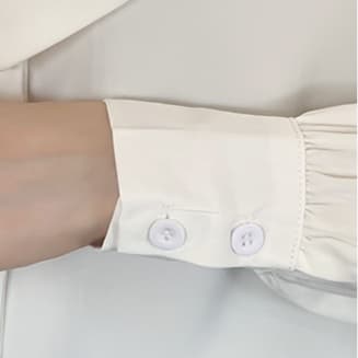 リボン付きパール装飾フリルカフスブラウス