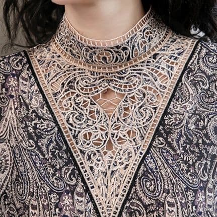 ブラウス 華麗な装飾ハイネックブラウス