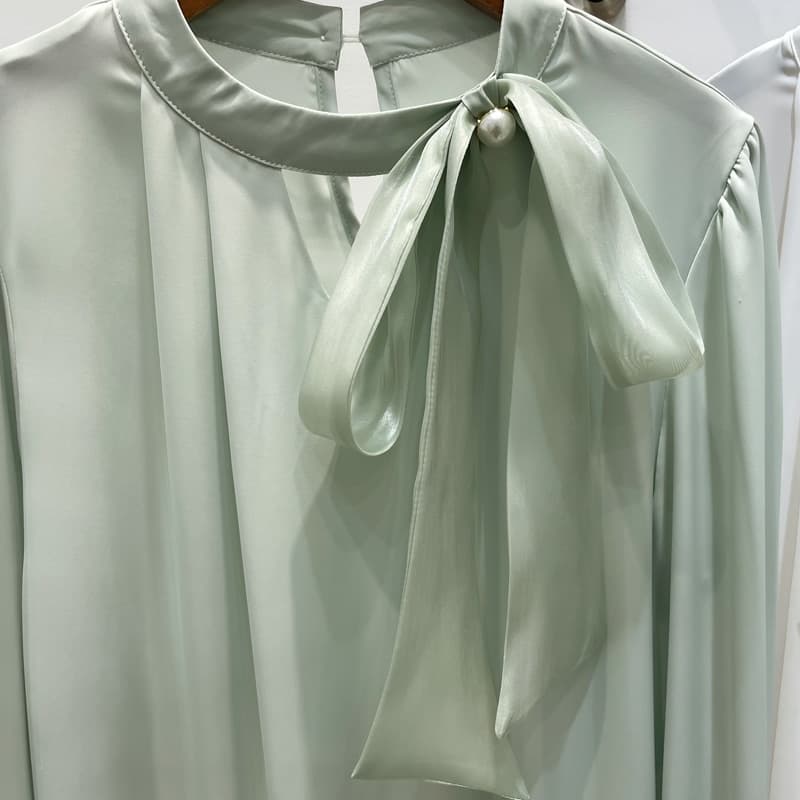 優美なパールリボンブラウス