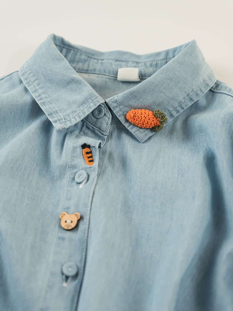 花刺繍の優美なデニムブラウス