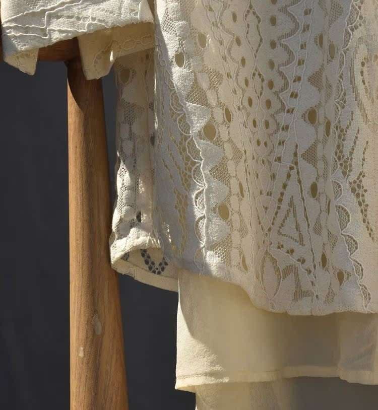 水玉模様のレトロな長袖ブラウス