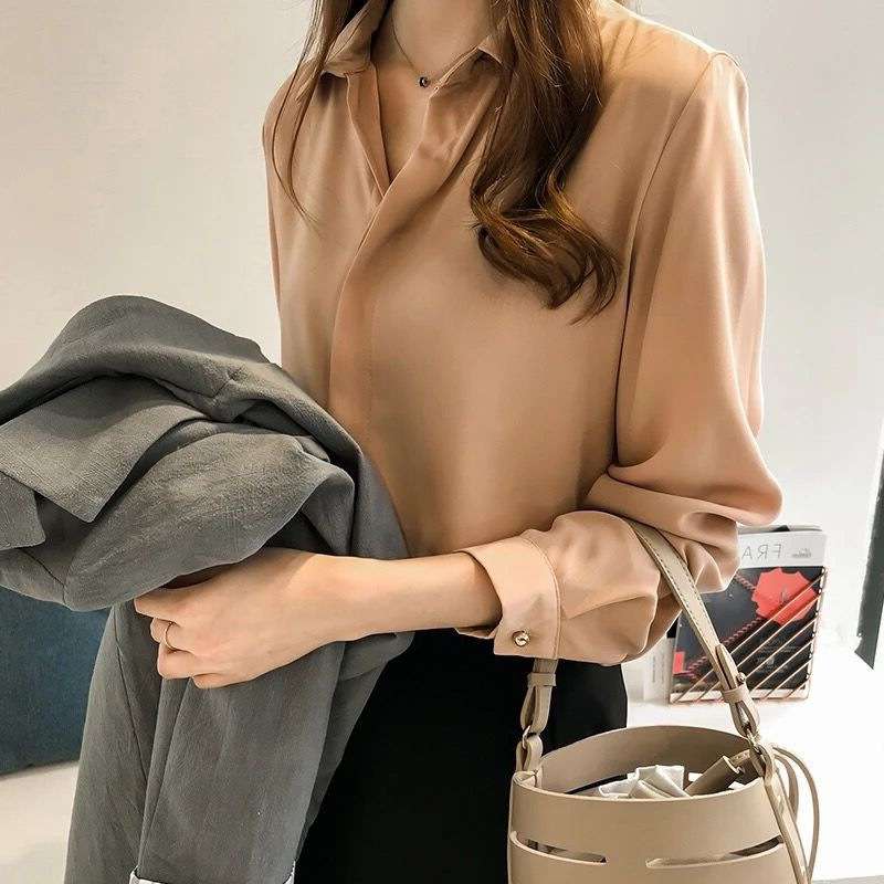 上品シルエット シルクタッチブラウス